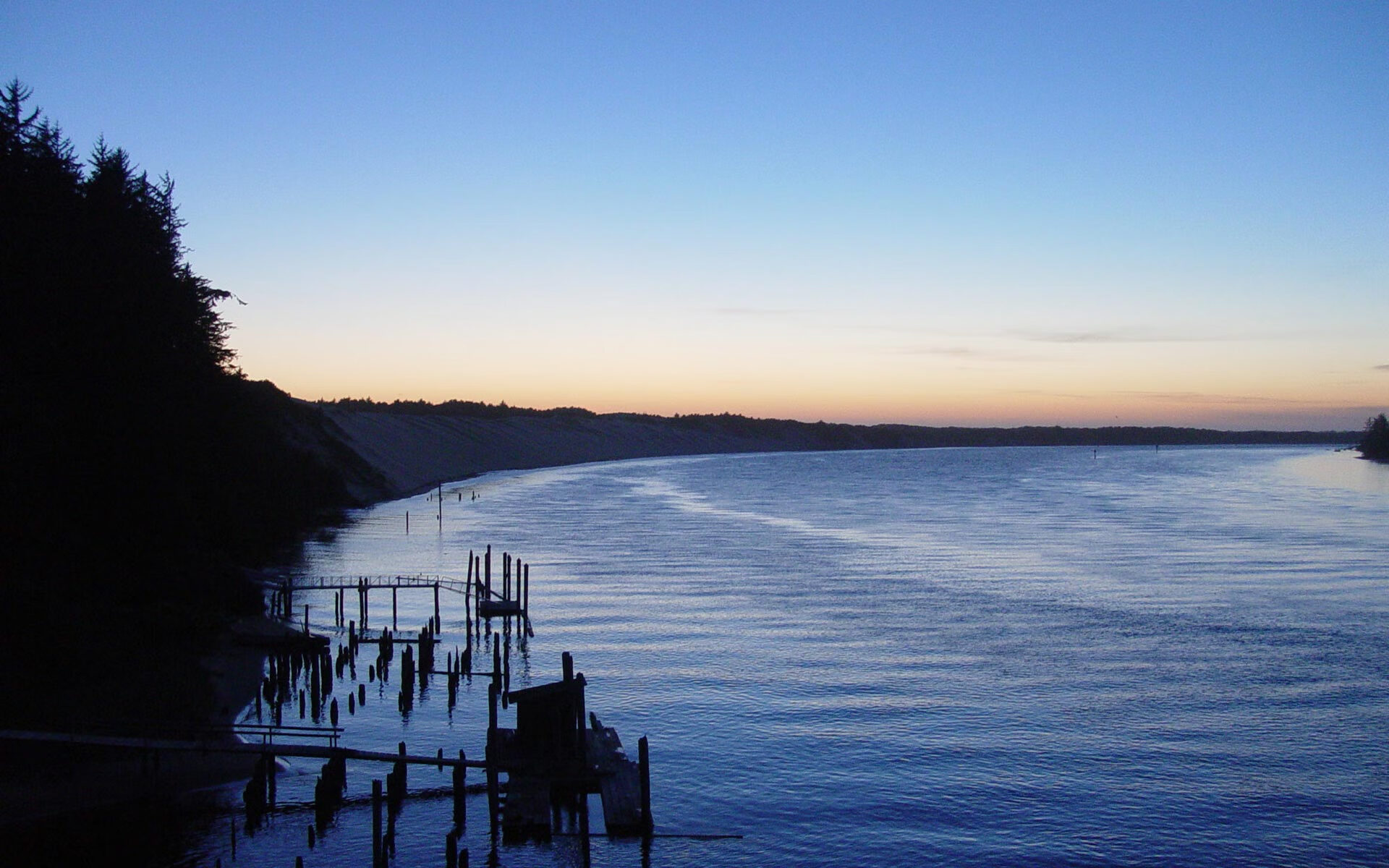 “四川省体育馆：自由搏击赛事，选手们展开血脉喷张的极限对抗！”